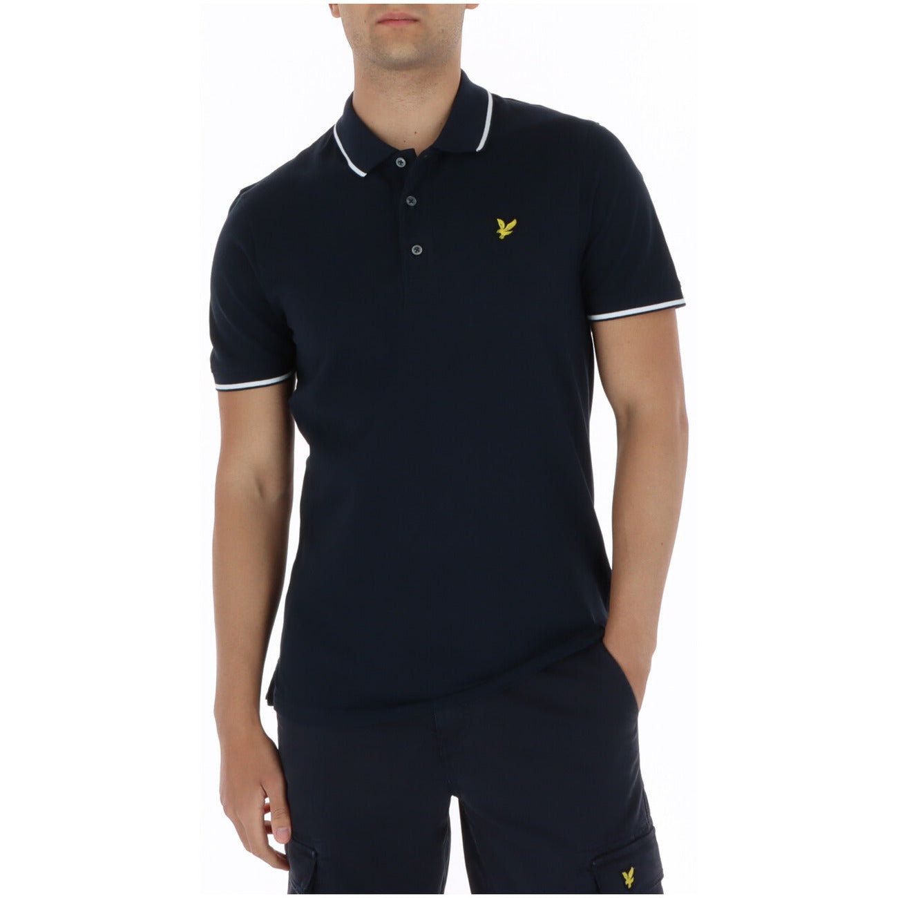 Polo Lyle & Scott Tipped; 100% Cotone. Profili a contrasto, vestibilità regolare, tessuto morbido. Maglia uomo con colletto strutturato e logo ricamato per la PE26. Colore blu 