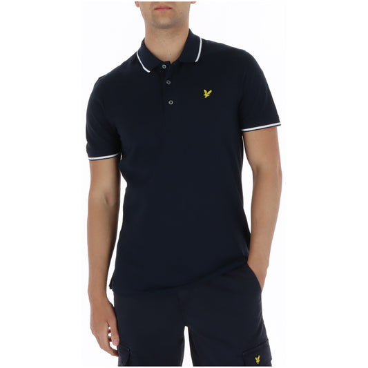 Polo Lyle & Scott Tipped; 100% Cotone. Profili a contrasto, vestibilità regolare, tessuto morbido. Maglia uomo con colletto strutturato e logo ricamato per la PE26. Colore blu 