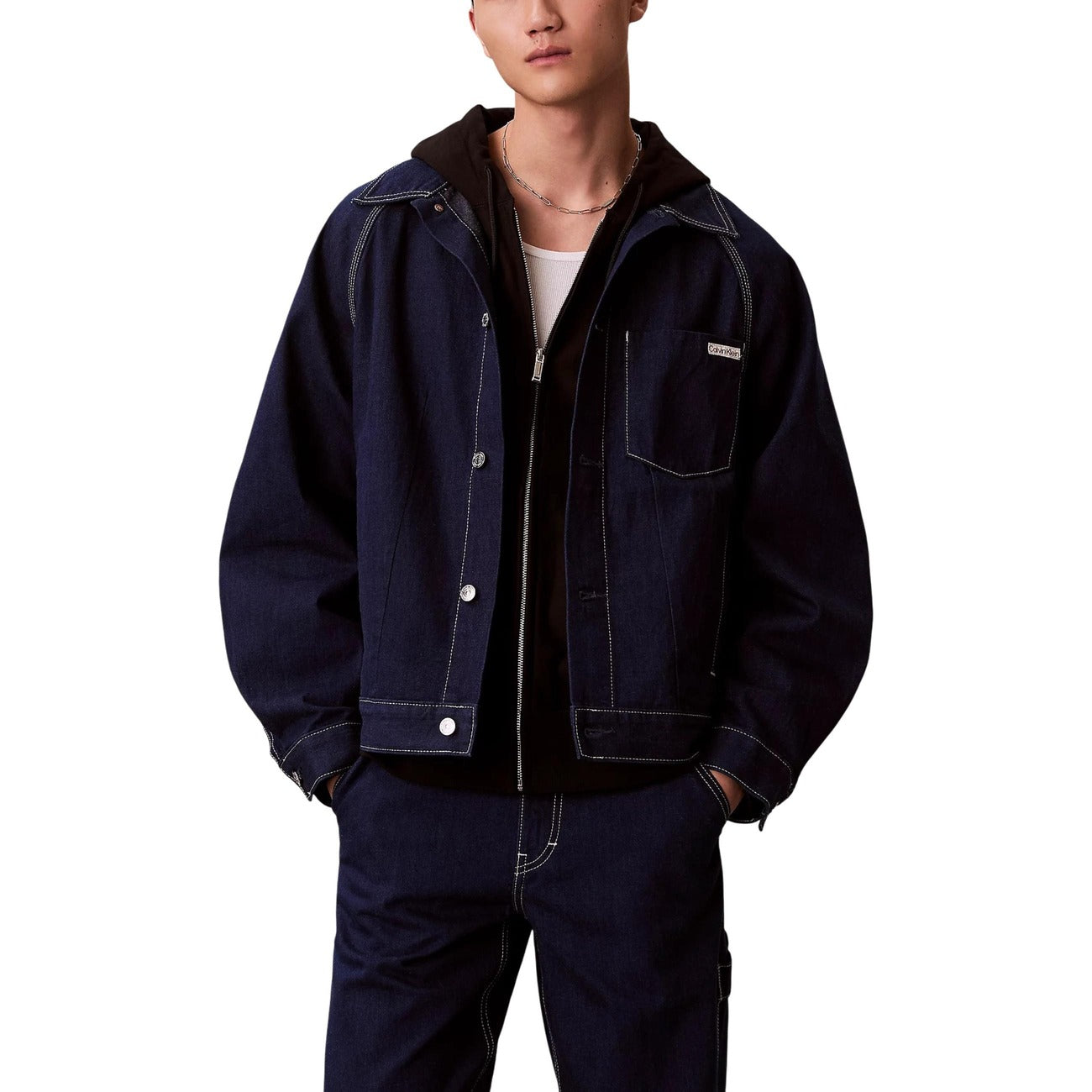 Giacca Calvin Klein Jeans uomo blu con bottoni maniche lunghe scollo tondo 85% cotone 30% poliestere - vista frontale indossata da modello figura intera
