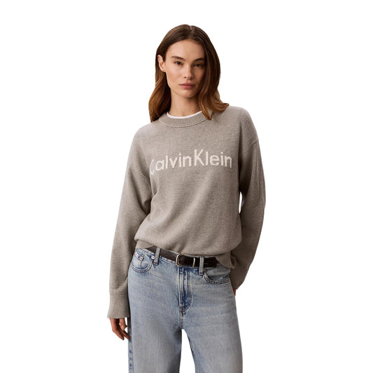 Maglione Girocollo Donna Grigio Calvin Klein Jeans; Maglia in puro cotone con maxi logo frontale a contrasto. Silhouette regolare con spalle scese, polsini a costine e stile casual. Vista frontale 
