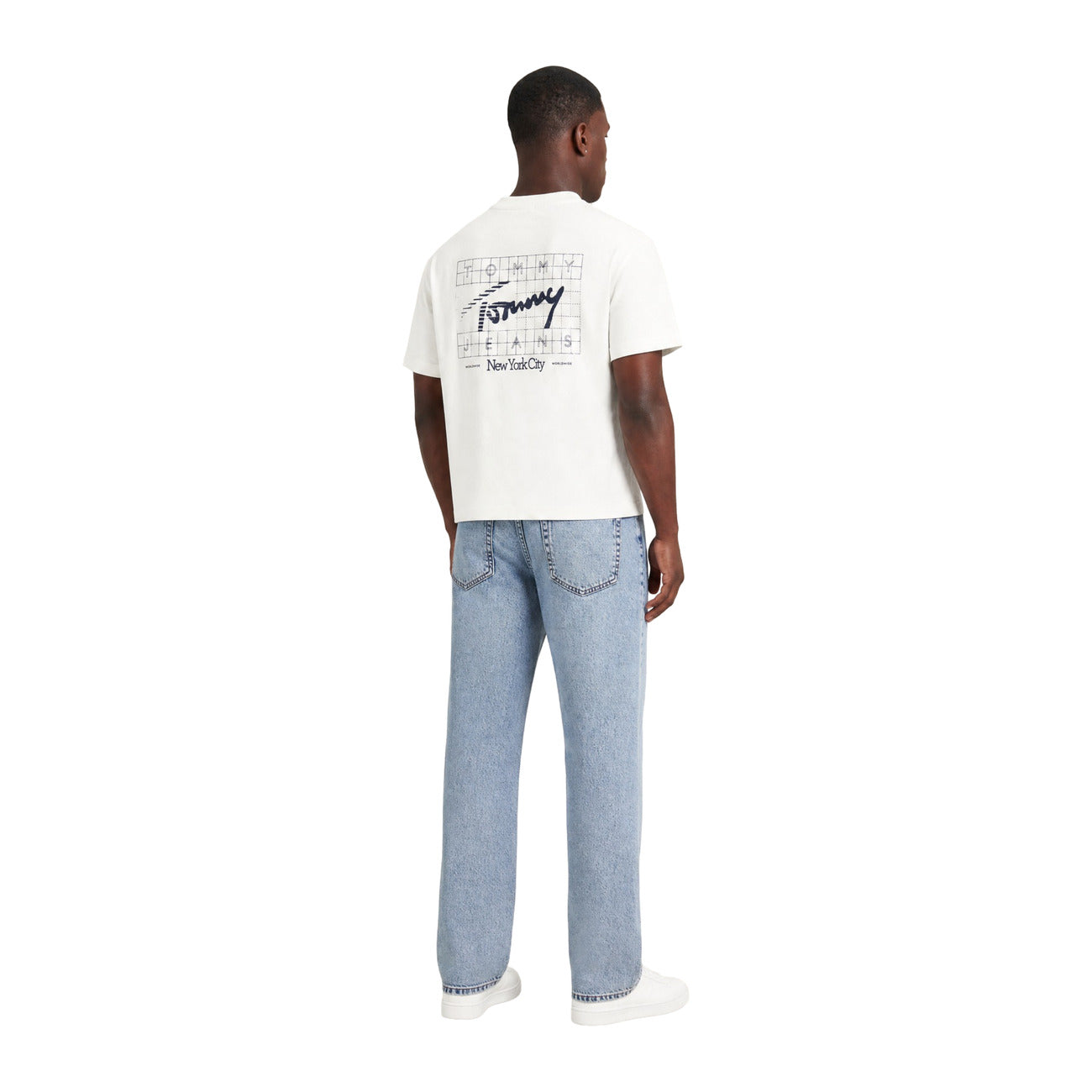 T-shirt Uomo Bianca Tommy Hilfiger Jeans; Cotone Rigenerato. Taglio regular fit, scollo a girocollo e maniche corte. Stampa grafica 'New York City' fronte/retro e micro bandierina sulla manica, stile casual leggero. Figura intera posteriore 