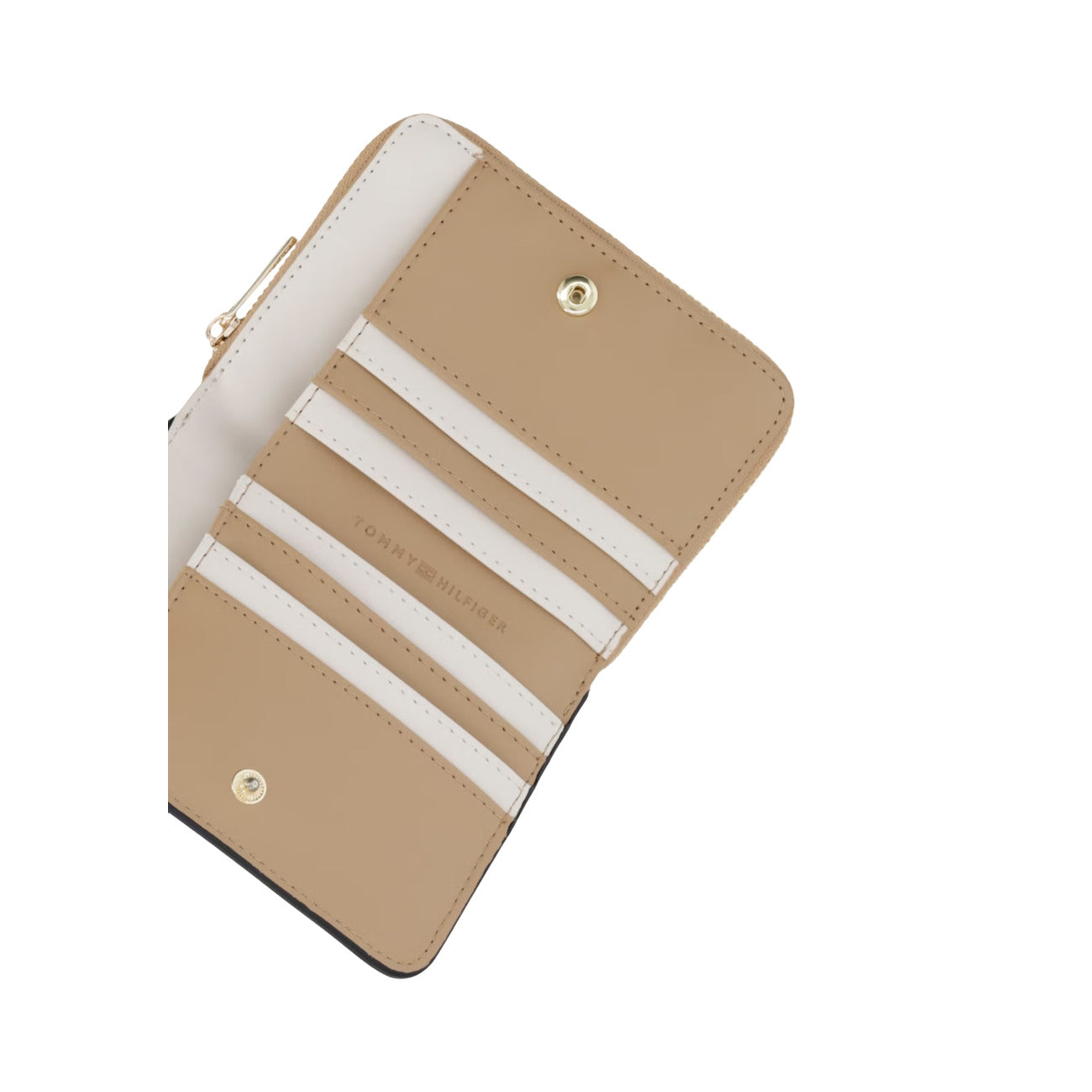 Portafoglio Compatto Donna Tommy Hilfiger; Beige. Finitura zigrinata, scomparto zip portamonete e sezione carte con bottone a pressione. Dettagli in metallo oro lucido e monogramma TH frontale. Misure micro e capienti (12x10 cm). Vista Aperta 
