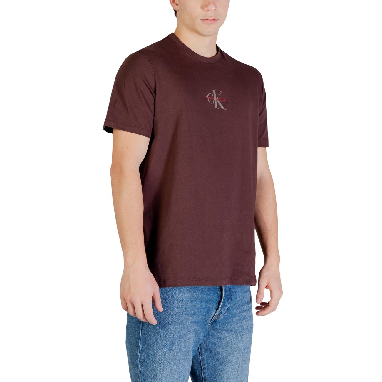 T-shirt CK Jeans Marrone; 100% Cotone. Regular fit, logo piccolo sul petto, scollatura a girocollo. Comfort naturale e stile versatile. Vista laterale 