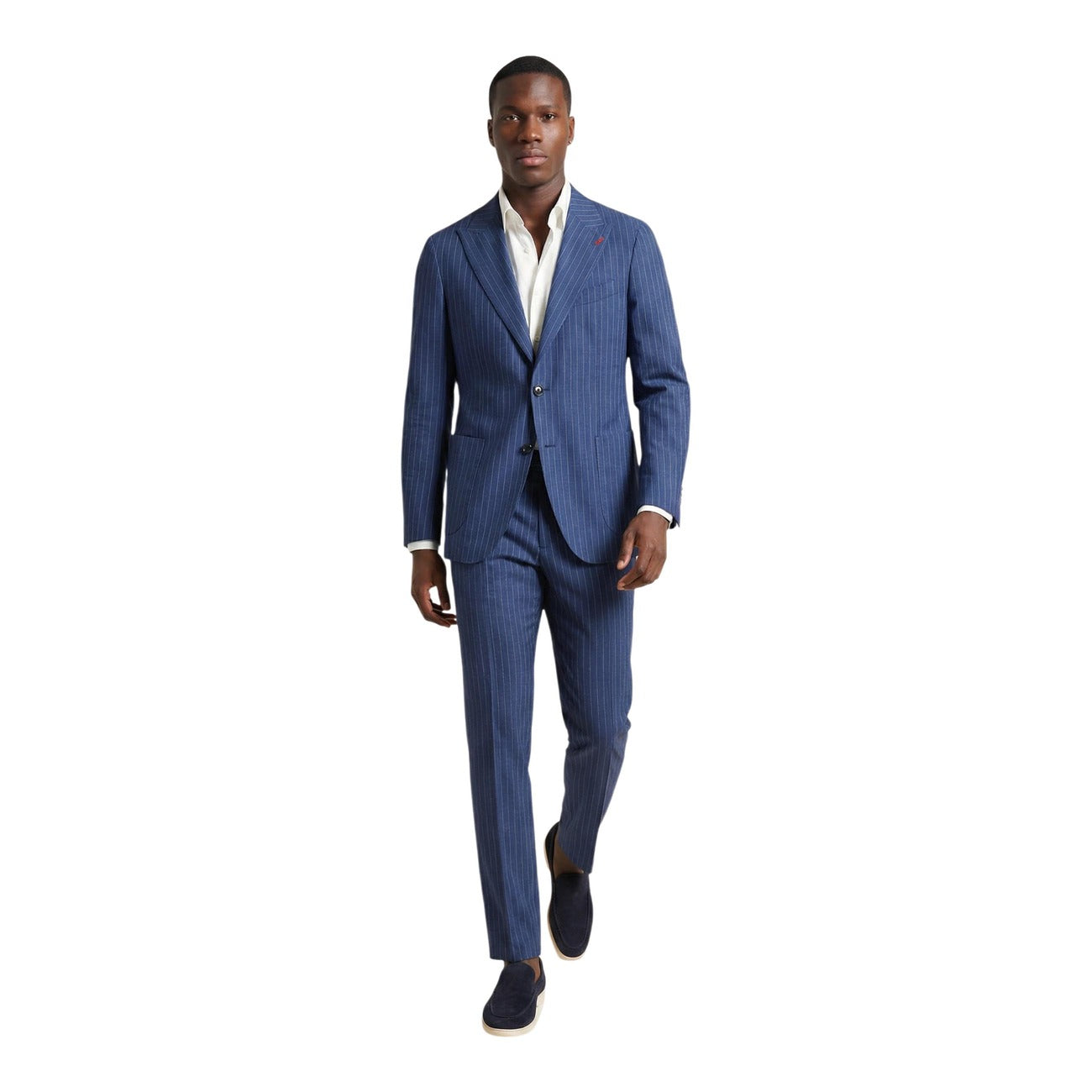 Abito Mulish Carducci; Blu, 100% Poliestere Tecnico. Giacca 2 bottoni con tasche a toppa, pantalone dritto. Vestibilità confortevole, tessuto resistente alle pieghe. Stile contemporaneo per business e cerimonie. Vista indossato 