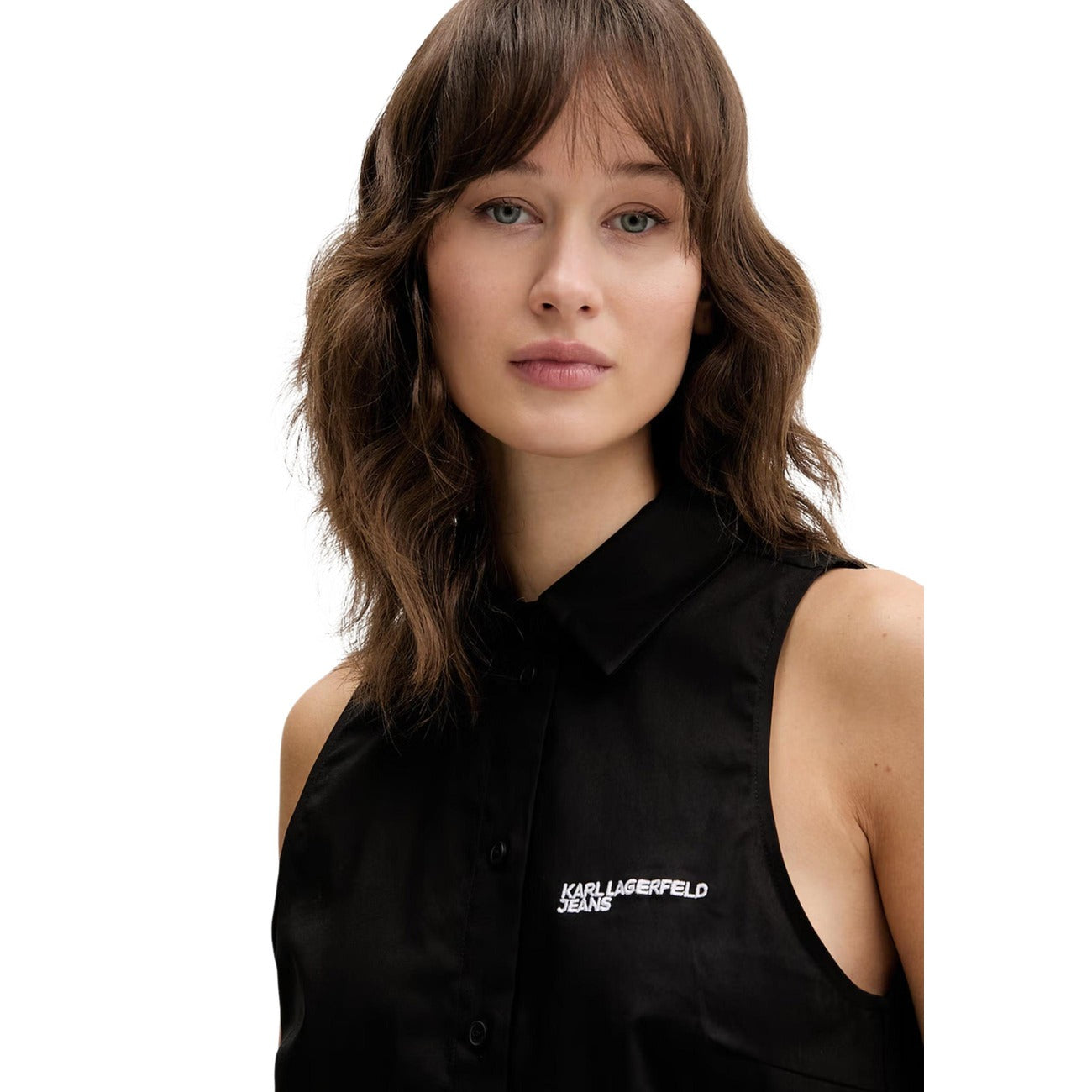 Camicia Popeline Smanicata; 97% Cotone, 3% Elastan. Coulisse regolabili, colletto a punta, logo ricamato. Top donna sartoriale, fresco e stretch per la PE26.