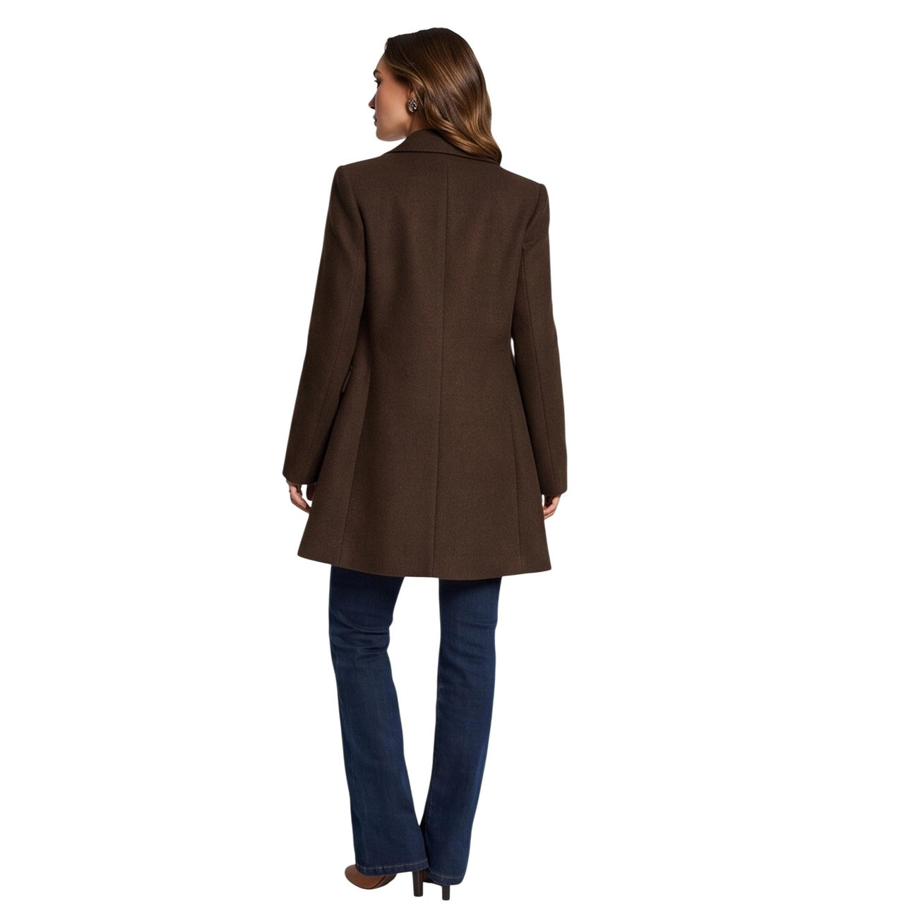 Cappotto Morgan De Toi donna marrone 252-GCHA. Cappotto lungo elegante foderato in misto lana, abbottonatura doppiopetto con bottoni in metallo, collo a rever ampio e vestibilità dritto-regolare per l'inverno.