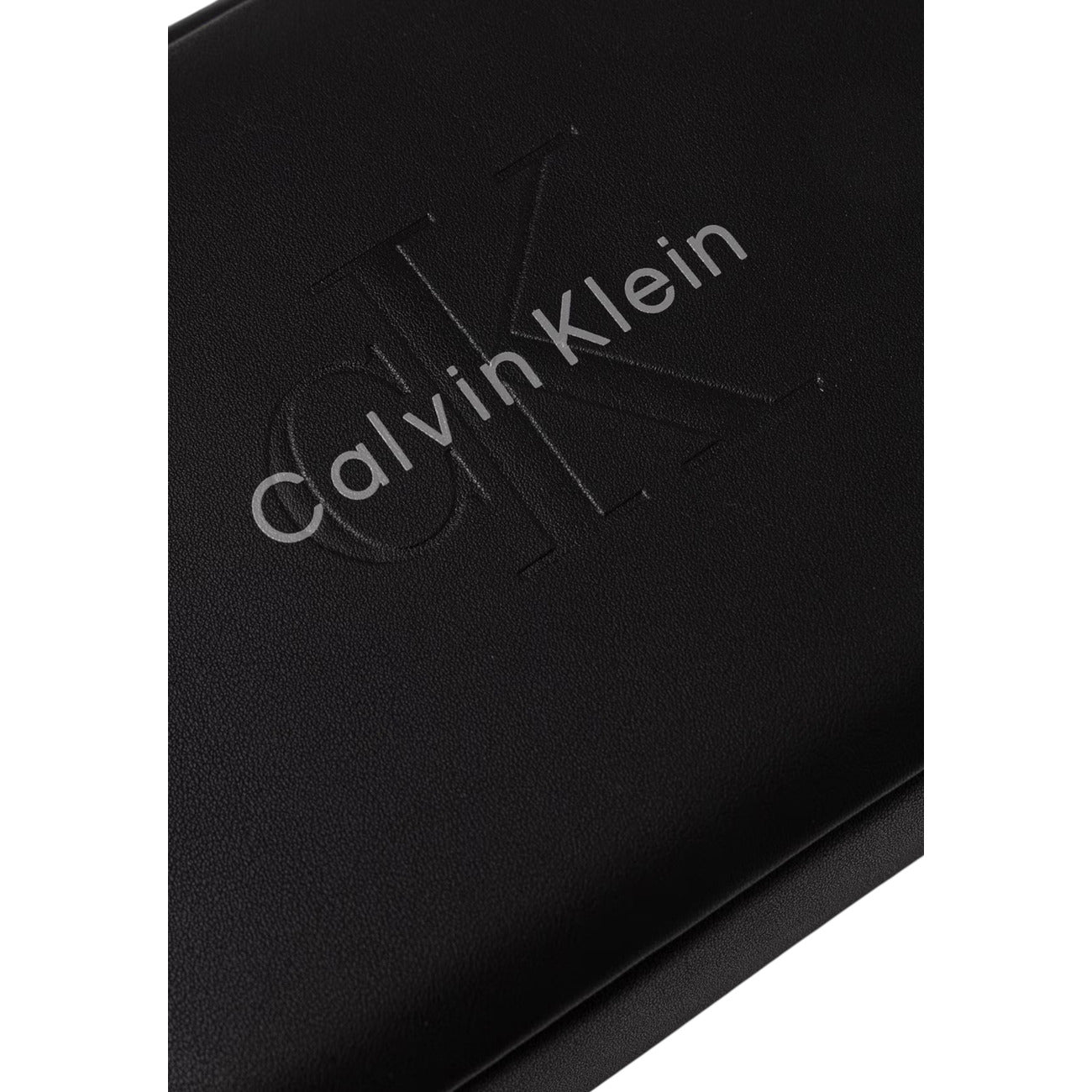 Pochette Uomo Calvin Klein Bold Pouch; Nero. 100% Poliuretano, chiusura con zip, manico laterale rimovibile. Struttura compatta e capiente (22x15 cm), stile casual-elegante 4 stagioni. Dettaglio logo 