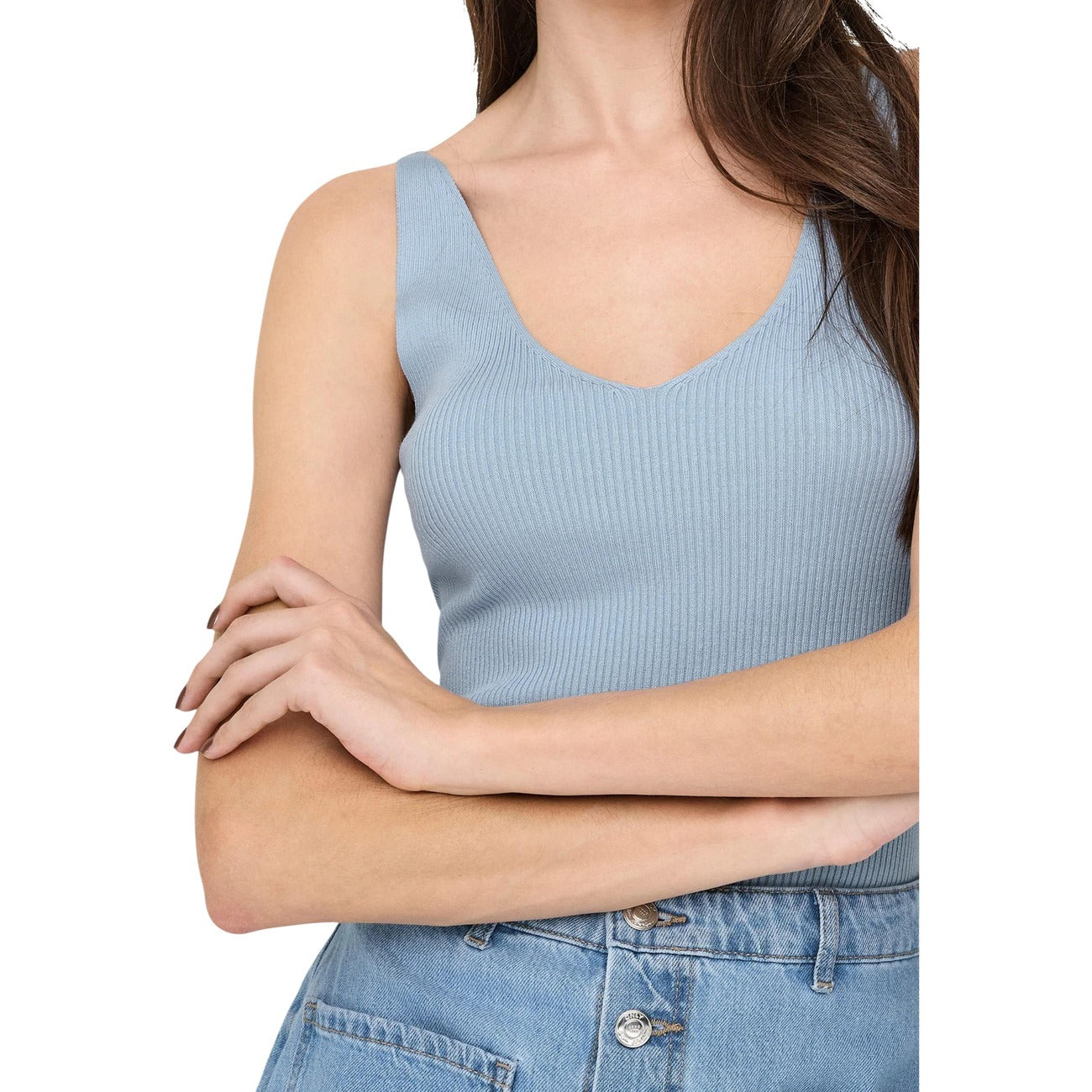 Canotta Maglia Blu Donna Jacqueline de Yong Nanna; Tessuto 80% viscosa e 20% poliestere senza maniche con scollo a V. Taglio scivolato comfort da mezza stagione ed estate.