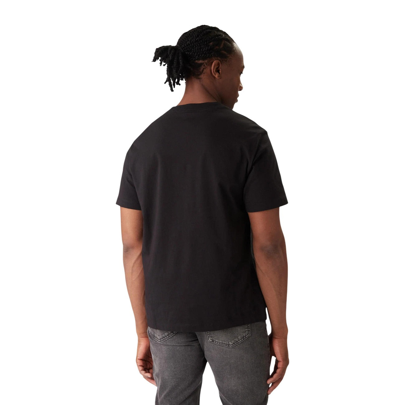 T-shirt Calvin Klein Jeans Nera NYC; 100% Cotone. Logo frontale stampato, maniche corte, vestibilità regular. Capo versatile 4 stagioni, stile casual-urbano autentico. Vista posteriore 