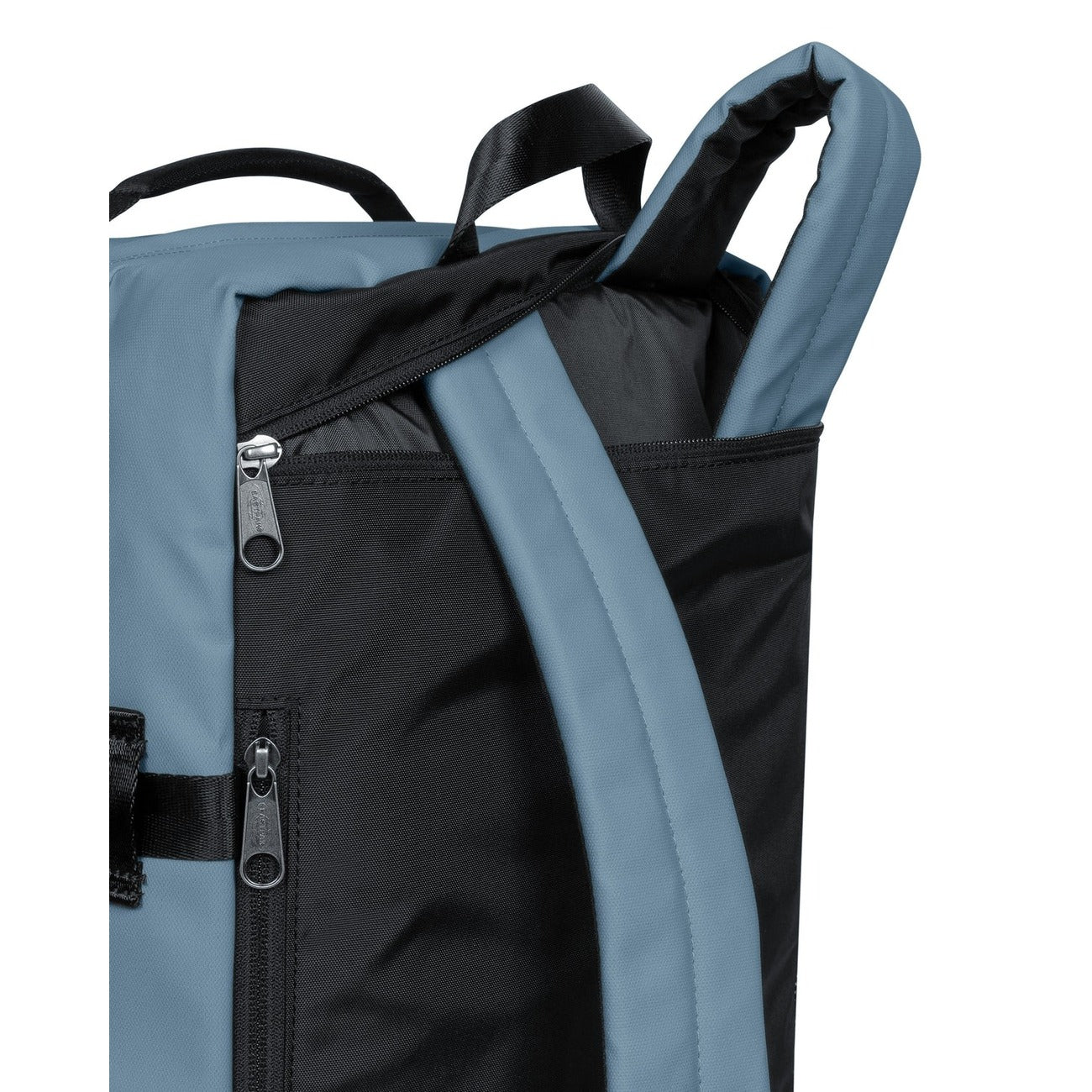 Zaino Borsone azzurro Eastpak Travelpack; 51x33x23 cm. 100% poliestere idrorepellente, doppio scomparto con zip e tasca laptop 17". Spallacci e manici a scomparsa, ideale come bagaglio a mano. Vista posteriore 