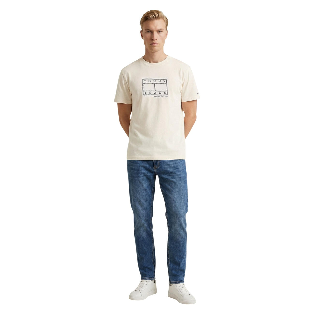T-shirt Tommy Jeans Bianca; 100% Cotone Rigenerato. Regular fit, logo grafico stampato, scollatura tonda a costine. Capo versatile 4 stagioni, ideale per outfit casual e urban. Figura intera 