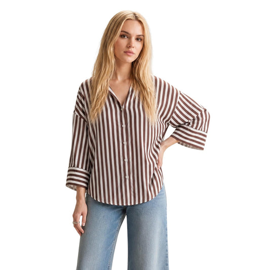 Camicia Donna in Viscosa Only; Blusa fluida a maniche lunghe sette ottavi con polsini ampi, colletto classico e scollo a V con bottoni. Taglio relaxed fit leggero, stile casual-elegante in bianco con righe marrone. Vista Frontale 