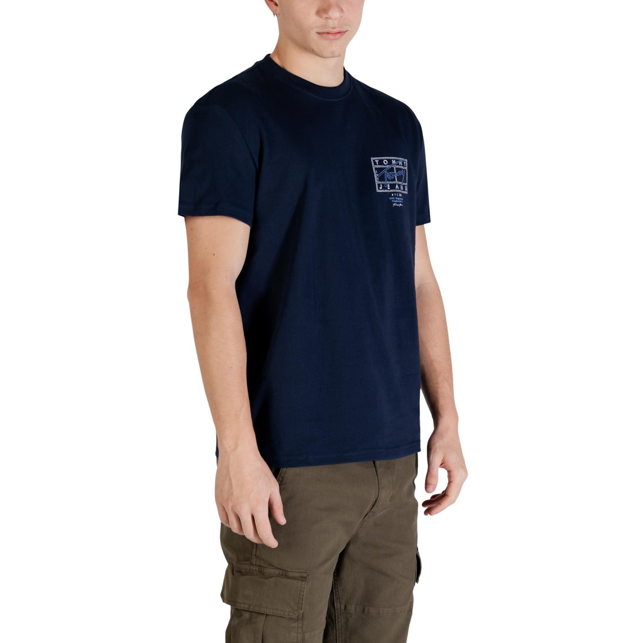 T-shirt Tommy Jeans Blu; 100% Cotone Rigenerato. Regular fit, stampa logo frontale, mini flag sulla manica. Comfort sostenibile, stile casual 4 stagioni. Vista laterale 