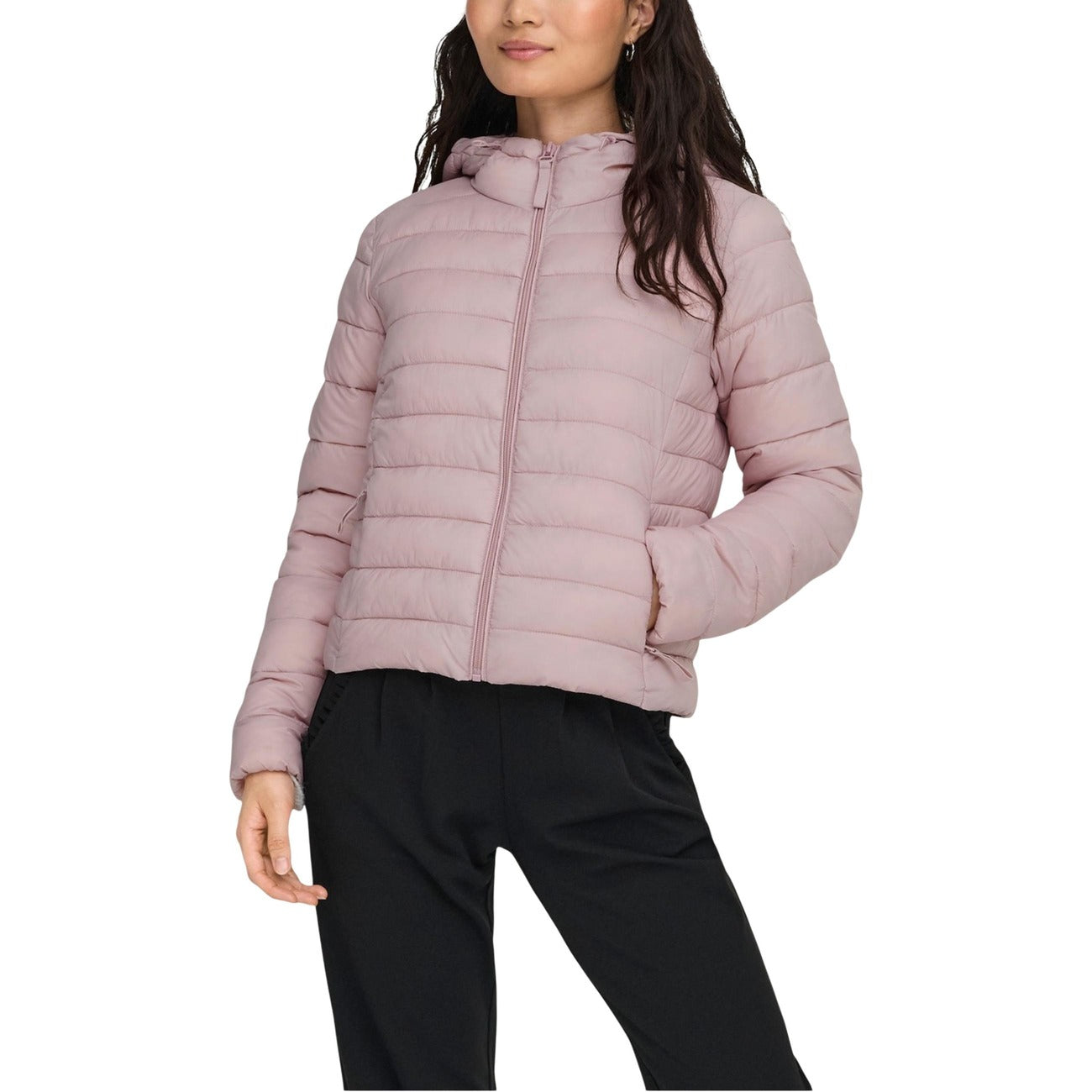 Only Giubbotto rosa Quilted ONLTAHIA; piumino 100% nylon con cappuccio, design trapuntato a righe orizzontali e vestibilità leggera. Capo indispensabile per l'autunno e l'inverno. Vista frontale 