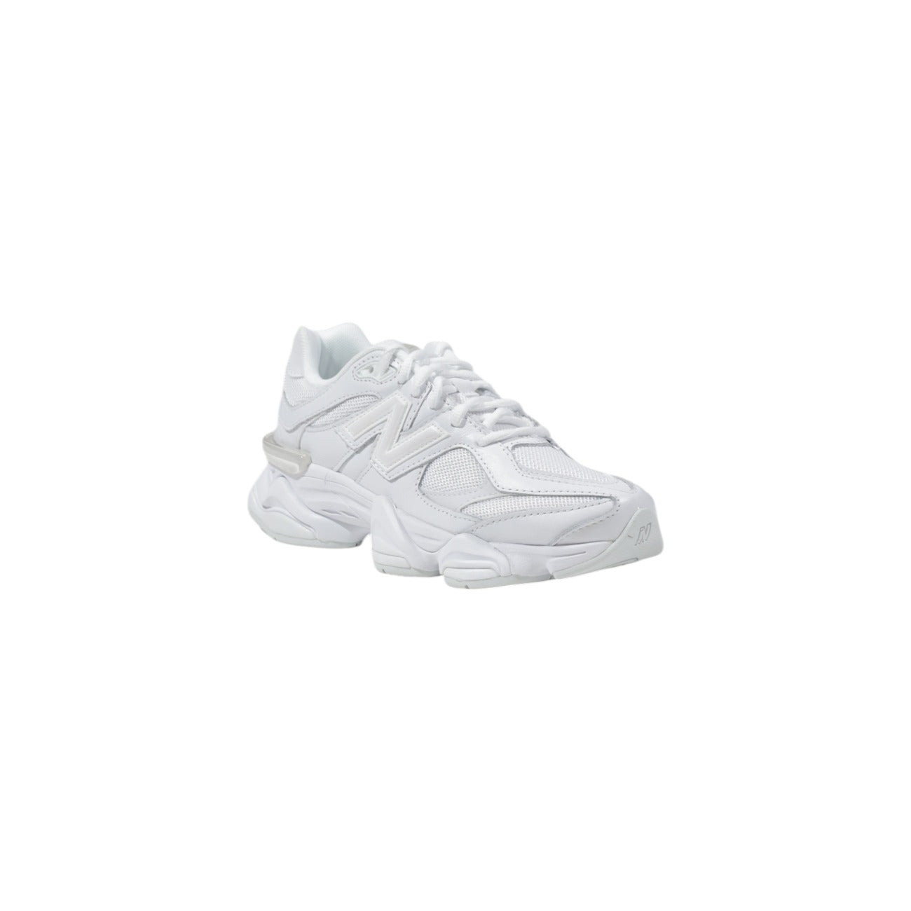 New balance sneaker bianco 9060 unisex Realizzate al 100% in materiale sintetico. tomaia presenta dettagli sovrapposti e linee dinamiche, mentre la suola chunky garantisce un'ammortizzazione ottimale Vista frontale 
