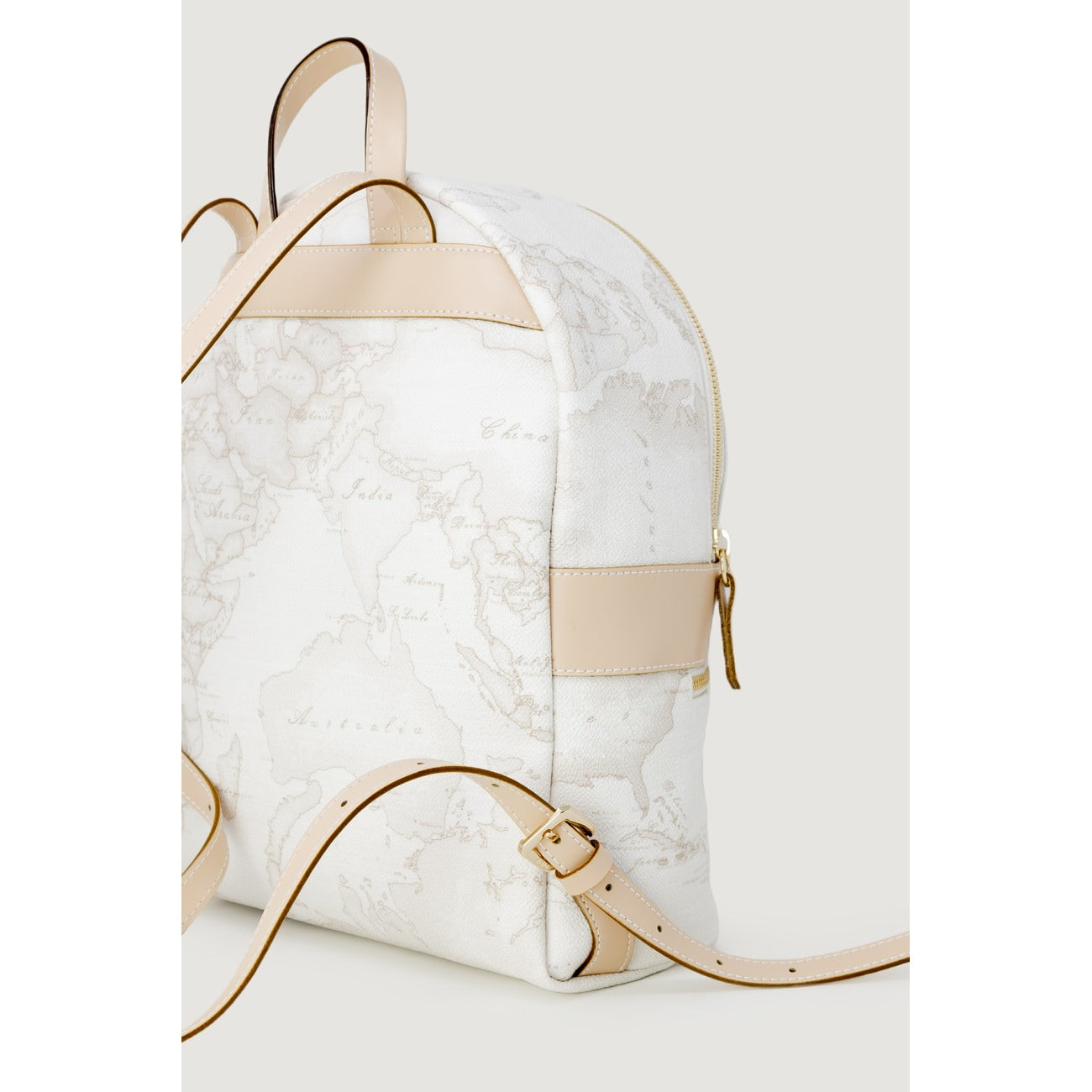 Zaino Medio Donna Alviero Martini Prima Classe; Bianco Geo White. 40% Pregiata pelle stampata con dettagli in metallo oro lucido. Chiusura con zip, tasca frontale e spallacci regolabili. Misure slanciate e capienti (25x29 cm), stile Heritage contemporaneo.