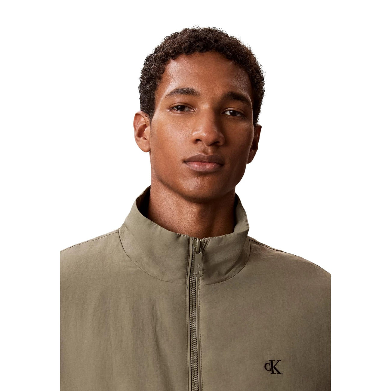 Giambotto bomber uomo Calvin Klein Jeans Harrington Jacket verde oliva C1822T0H3. Giacca impermeabile e antivento da uomo con cerniera lampo a 2 vie, collo alto, tasche frontali e fodera leggera, abbigliamento uomo autunno inverno.