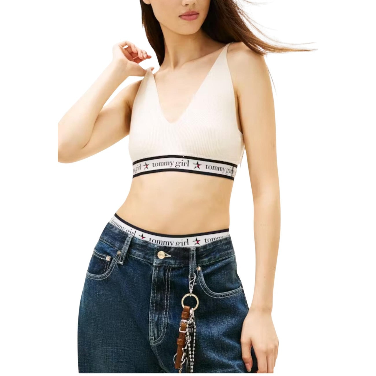 Crop top Tommy Girl; 100% lana. Scollo a V, fascia elastica logata, extra slim fit. Bralette in maglia di lana ispirata ai 90s, calda e traspirante. Vista frontale 