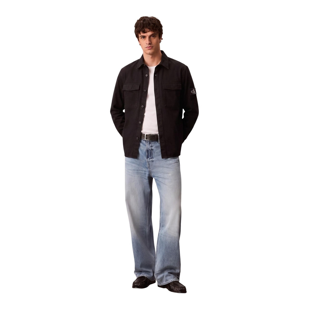 Camicia uomo Calvin Klein Jeans nera LV04RG121G. Camicia overshirt casual in cotone a tinta unita, vestibilità normale, bottoni tono su tono, tasconi sul petto e stemma logo applicato sulla manica.