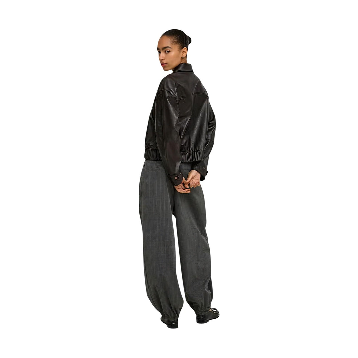 Giambetto marrone donna ecopelle Only 15373701. Giacca biker da donna in finta pelle 100% poliestere con maniche lunghe, cerniera frontale, bottoni e fondo elasticizzato.