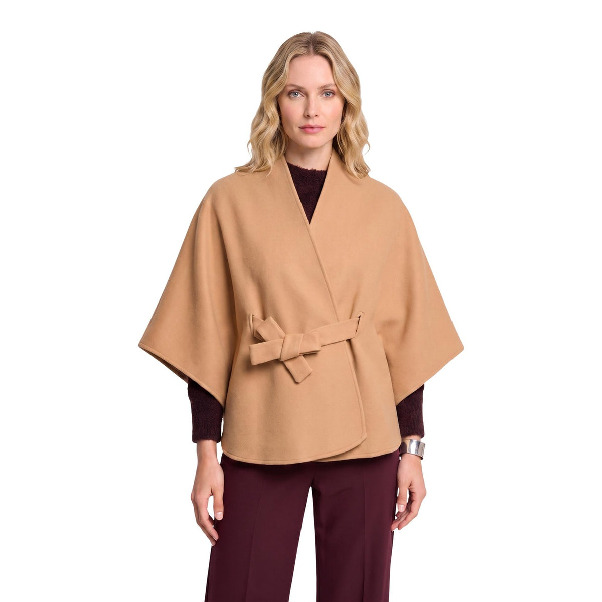 Mantella beige donna Morgan De Toi 242-5BELT. Capospalla chic in misto viscosa con scollo incrociato, taglio di lunghezza media, passanti e cintura abbinata da annodare.