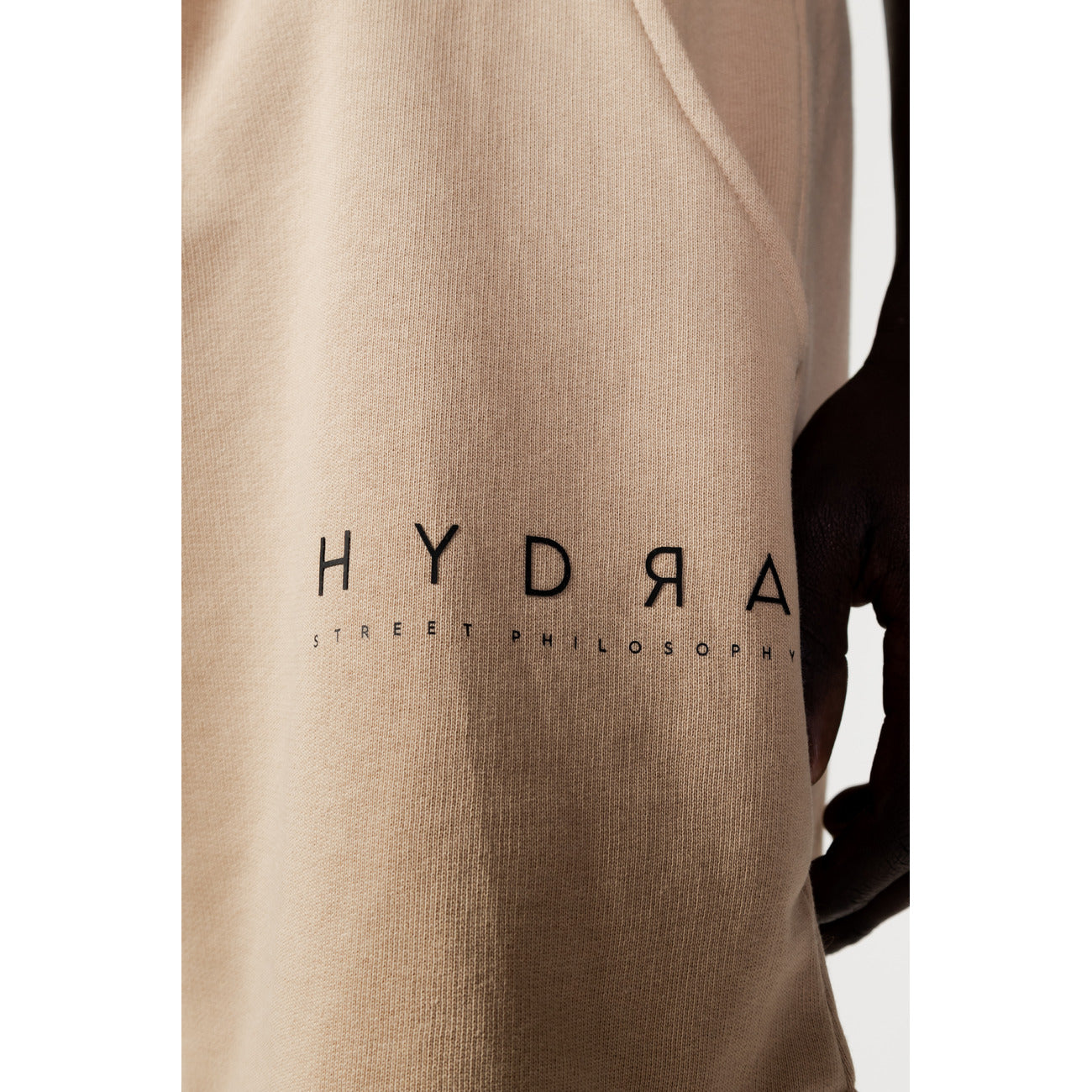 Completo shorts e t-shirt Hydra Clothing uomo beige modello NEW UNI. Tuta corta estiva stile streetwear minimalista in jersey di puro cotone con maglietta manica corta e pantaloncino con coulisse e tasche, abbigliamento casual e comodo da tempo libero.