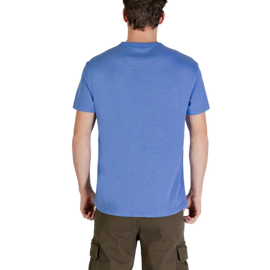 T-shirt Tommy Jeans Blu; 60% Cotone Rigenerato, 40% Poliestere Riciclato. Logo ricamato, maniche corte, vestibilità regular. Capo sostenibile ideale per tutte le stagioni, stile casual iconico. Vista posteriore 