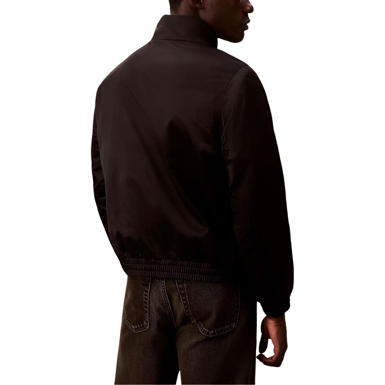 Giacca Calvin Klein Jeans uomo nera collo alto - vista posteriore retro indossata da modello

