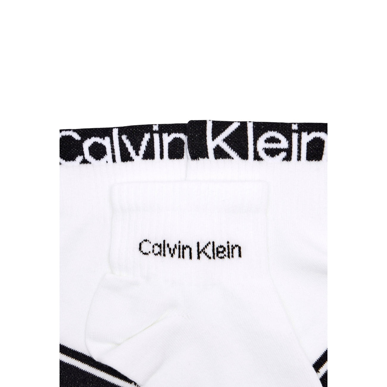 Calzini Calvin Klein Quarter Varsity; Bianco/Nero. 69% Cotone, 29% Poliammide, 2% Lycra. Design a righe orizzontali, logo integrato, vestibilità unisex stretch.