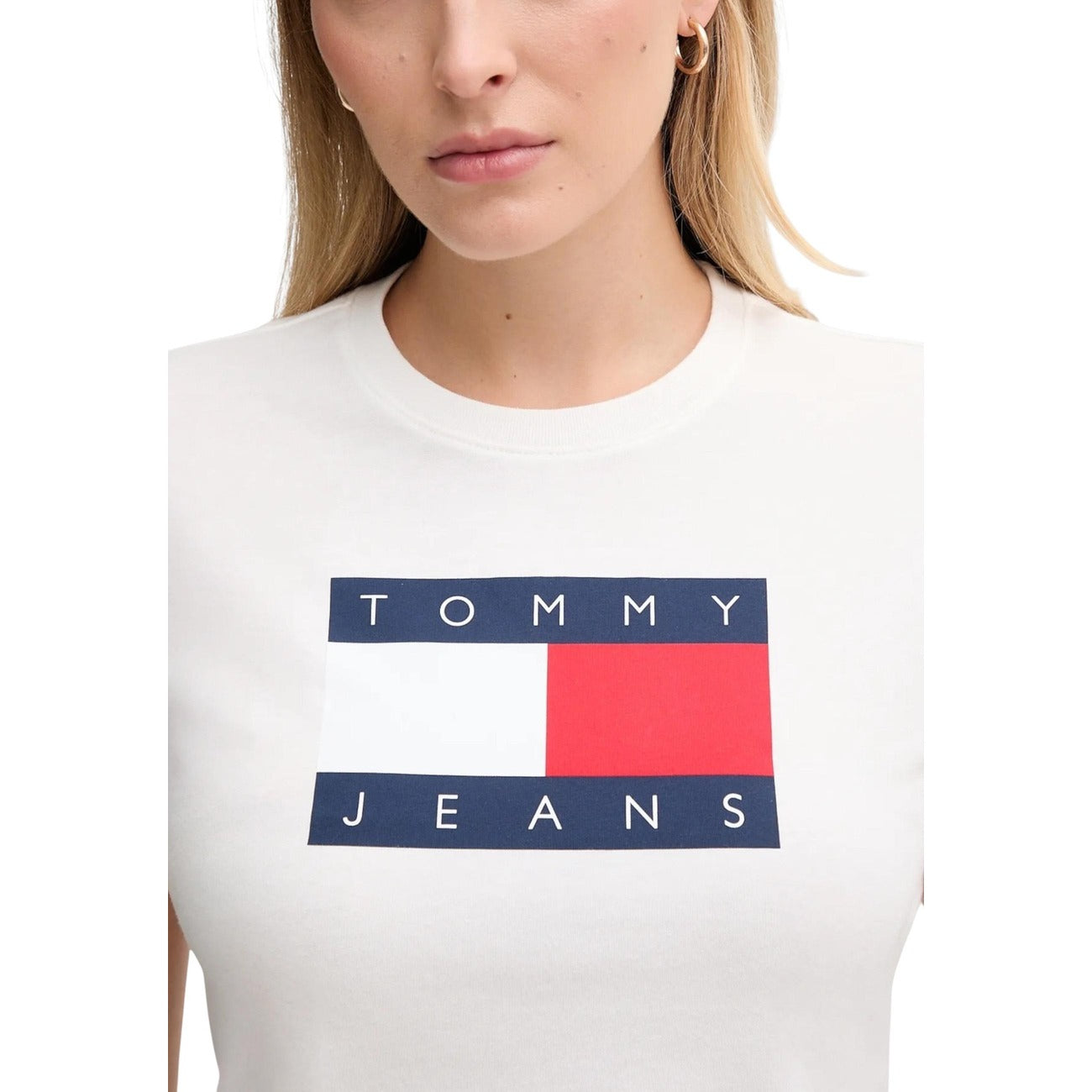T-shirt Tommy Jeans; 100% Puro Cotone. Regular fit, logo bandiera tono su tono, jersey leggero. Maglia uomo traspirante e iconica per la stagione PE26. Colore bianco vista frontale Dettaglio logo 