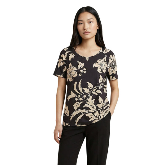 JDY Troya Life Top; 83% viscosa, 17% nylon riciclato. Blusa a maniche corte con fantasia a fiori grandi e vestibilità confortevole. Vista frontale 