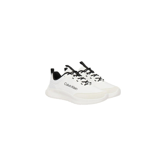 Sneakers Bianche e Nere Calvin Klein; 100% Poliestere Riciclato. Maxi logo laterale, suola 3 cm, dettagli a contrasto. Leggere, traspiranti e sostenibili. Il tocco iconico per il tuo stile quotidiano. Vista Laterale frontale 