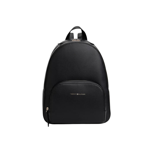 Zaino donna Tommy Hilfiger; 100% Poliuretano Nero. Dettagli dorati, tasca esterna, spallacci regolabili. Zaino compatto ed elegante, stile casual-chic 4 stagioni. Vista frontale 