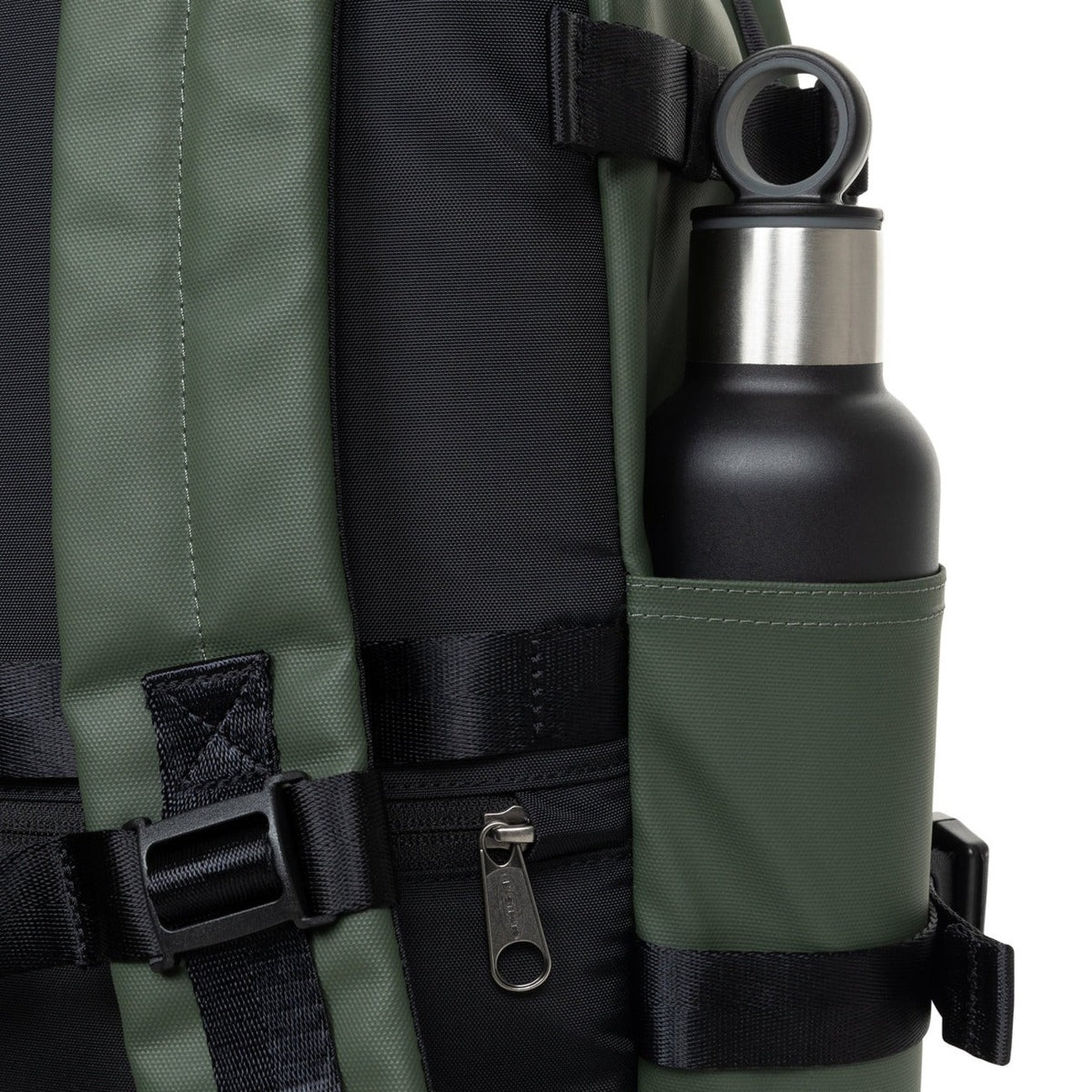 Zaino Medio Verde Eastpak Bagaglio a Mano; 40x25x20 cm. Poliestere idrorepellente, tasca laptop 15" e portaborraccia. Organizer, fascia trolley e dettagli catarifrangenti, vista borraccia 