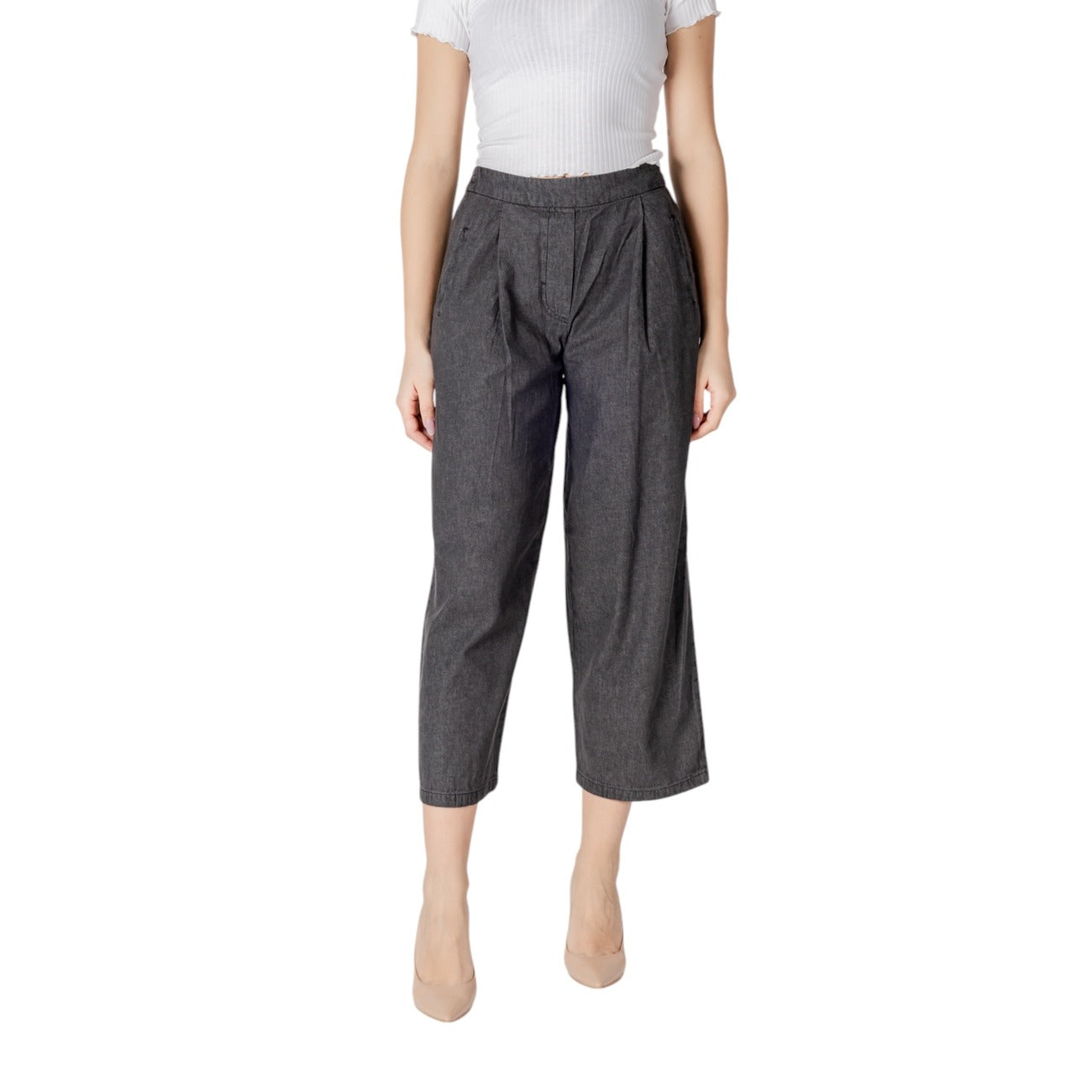 Pantaloni Ichi ARCHER donna neri con tasche anteriori posteriori 100% cotone - vista frontale indossati da modello
