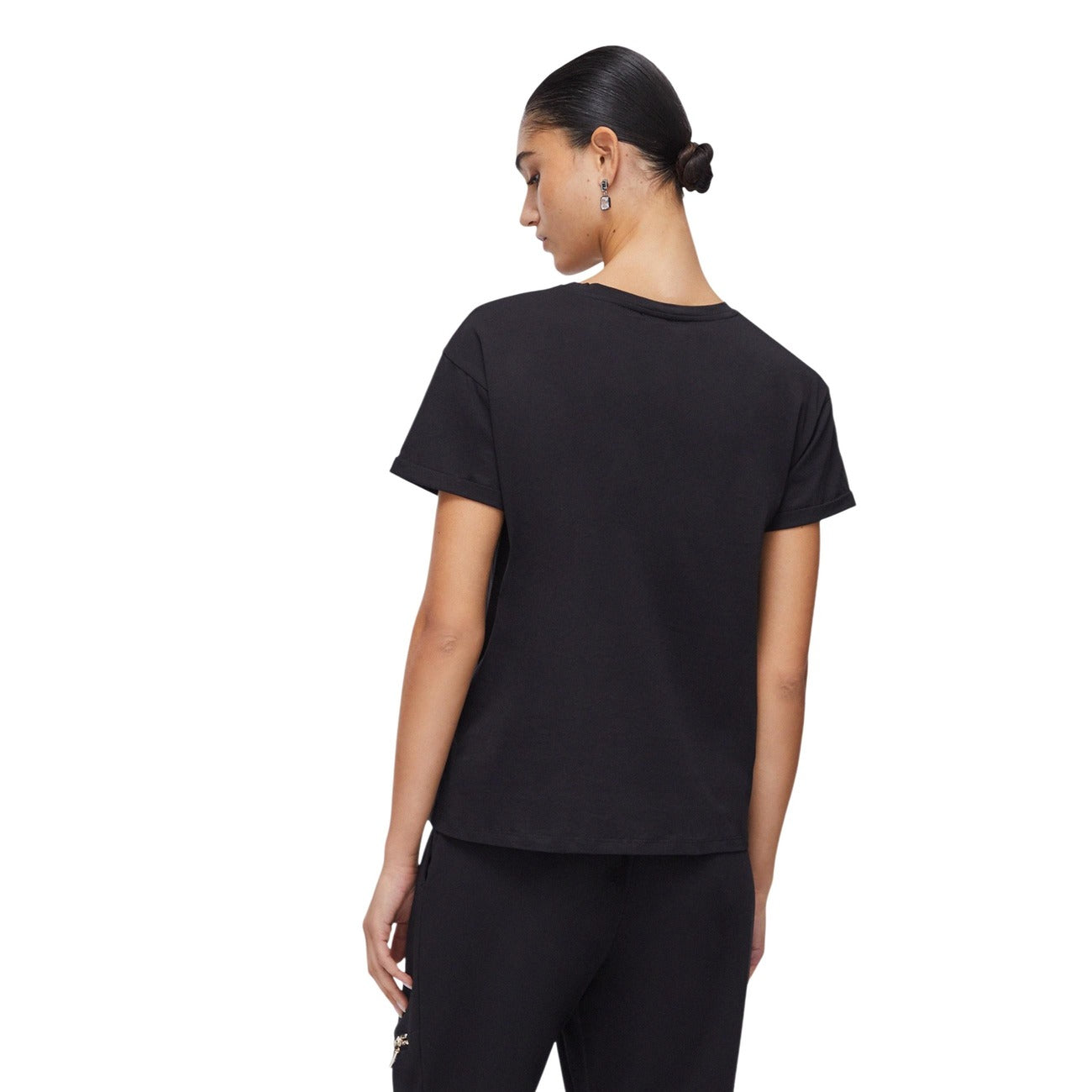 Liu Jo T-shirt ECS Moda; maglietta nera in cotone con tasca logata e logo in rilievo. Vestibilità comoda, traspirante e di tendenza. Vista posteriore 