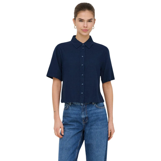 Only ONLGOA camicia; misto lino/viscosa, maniche corte, colletto italiano. La camicia monocromo fresca e versatile per l'estate. Colore blu. Vista frontale 