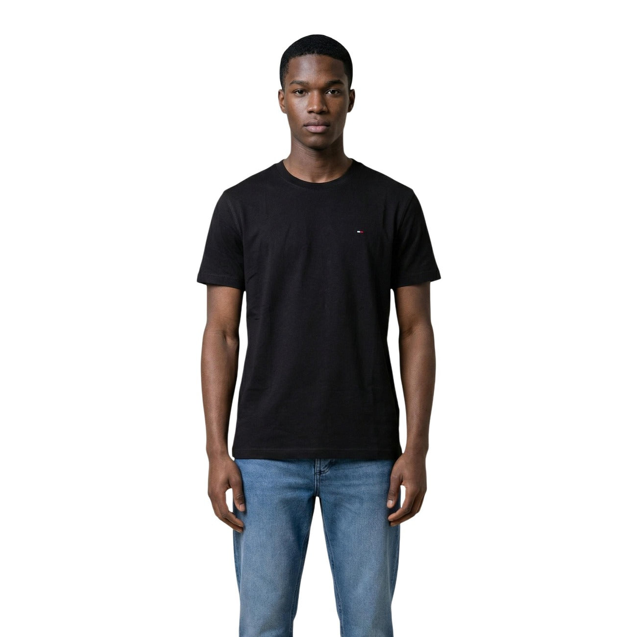 Tommy hilfiger jeans t-shirt nera manica corta Realizzata in 100% cotone rigenerato. Piccolo logo Tommy Hilfiger ricamato sul petto. Vista frontale 