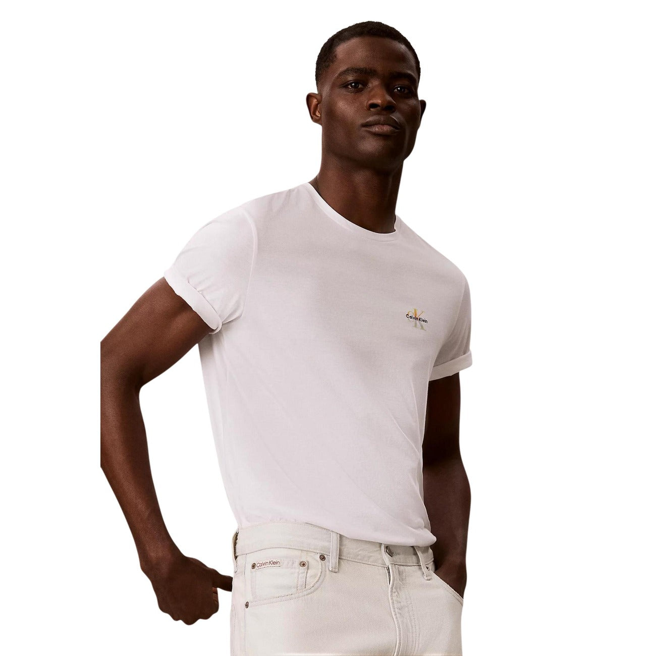 T-shirt CK Pride Bianca; 100% Cotone. Girocollo, maniche corte, vestibilità regular. Logo arcobaleno Pride a contrasto, tessuto jersey traspirante e leggero. Qualità Cotton Classics. Vista frontale laterale 