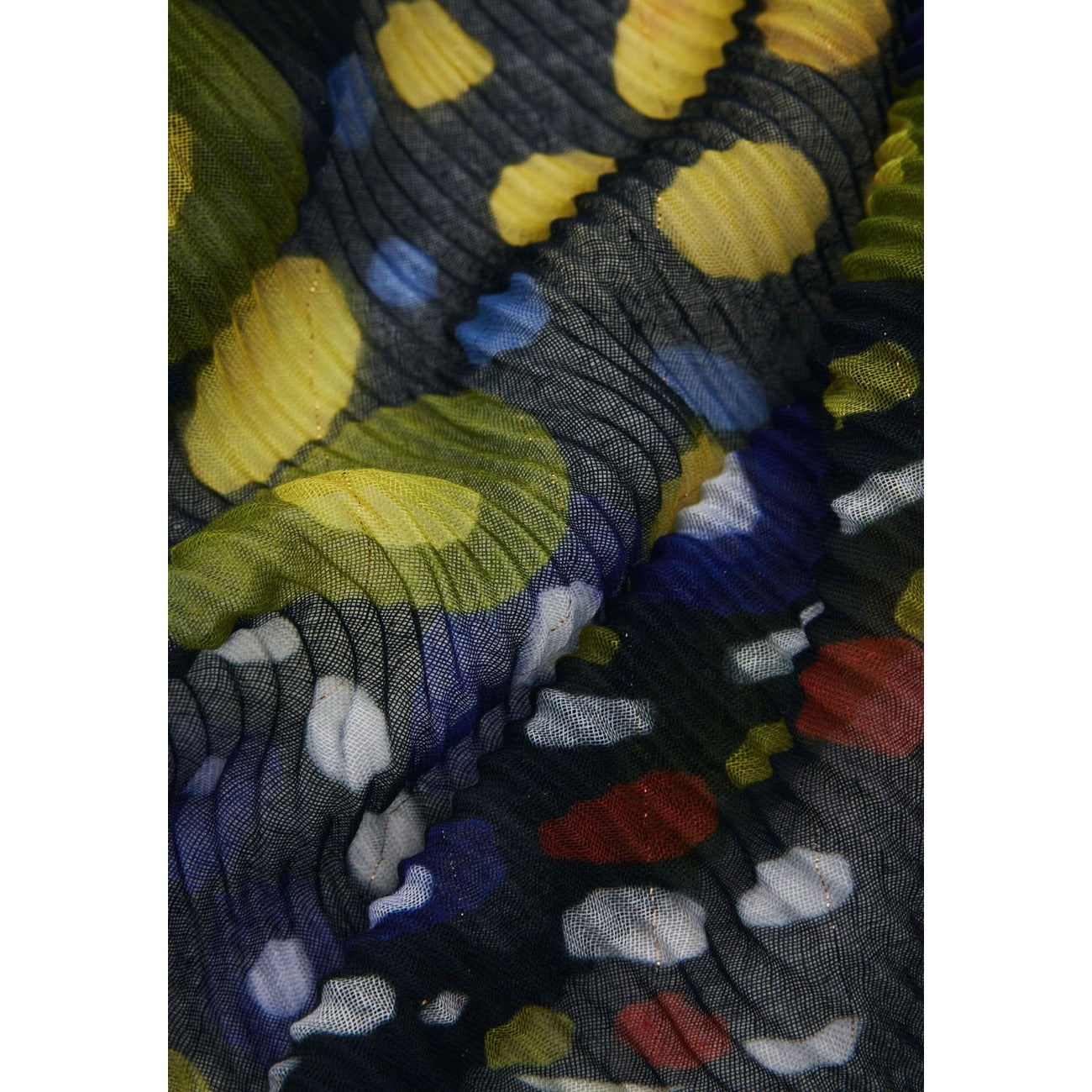 Il design presenta un motivo artistico e moderno con delicate pieghe che aggiungono movimento e volume. Ideale per la primavera e l'estate, ma perfetta per aggiungere stile nei mesi più freddi