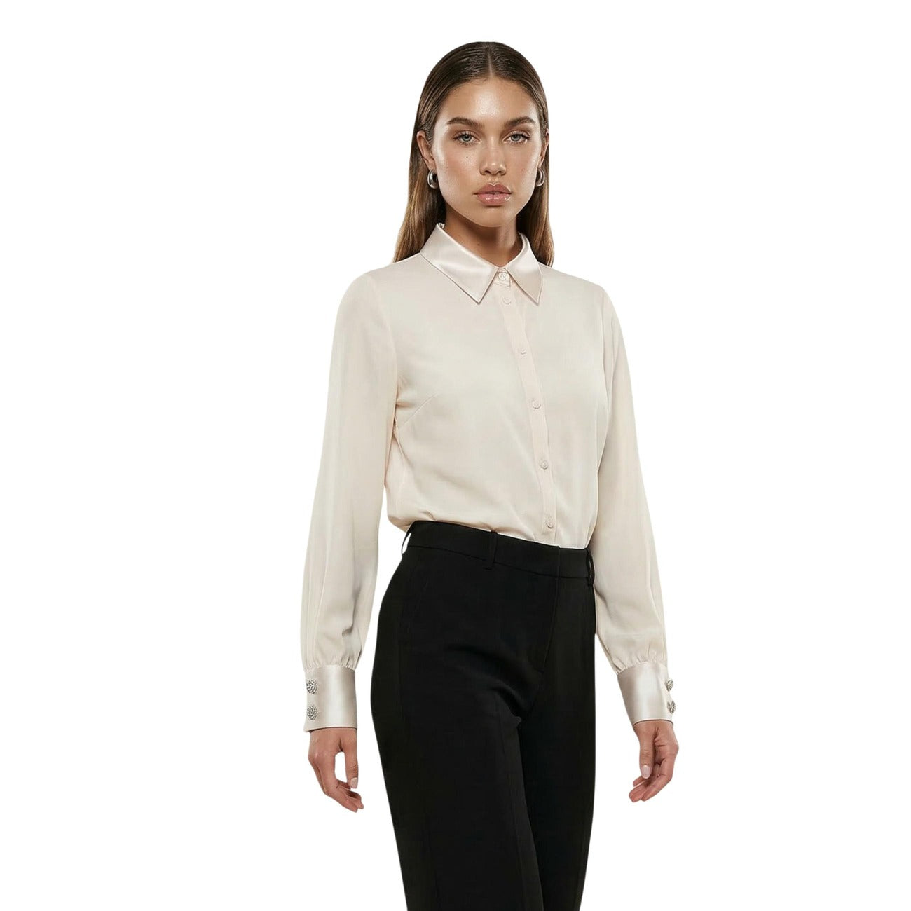 Camicia Artigli ACCA004350; Dettagli in raso. Bottoni gioiello, 100% poliestere, vestibilità regolare. Camicia donna elegante, leggera e facile da stirare per look business-chic. Colore beige 