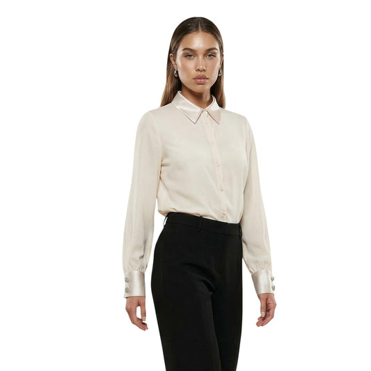 Camicia Artigli ACCA004350; Dettagli in raso. Bottoni gioiello, 100% poliestere, vestibilità regolare. Camicia donna elegante, leggera e facile da stirare per look business-chic. Colore beige 