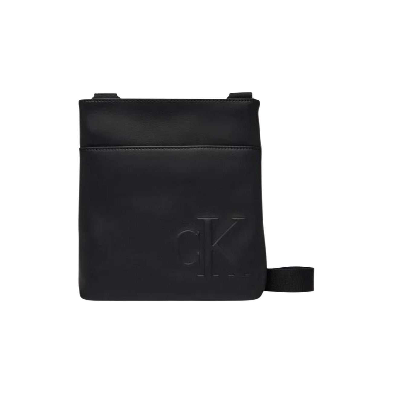 Calvin Klein Bold Flatpack; tracolla in poliuretano, logo in rilievo, design compatto e regolabile. L'essenziale urbano firmato CK. Colore nero 