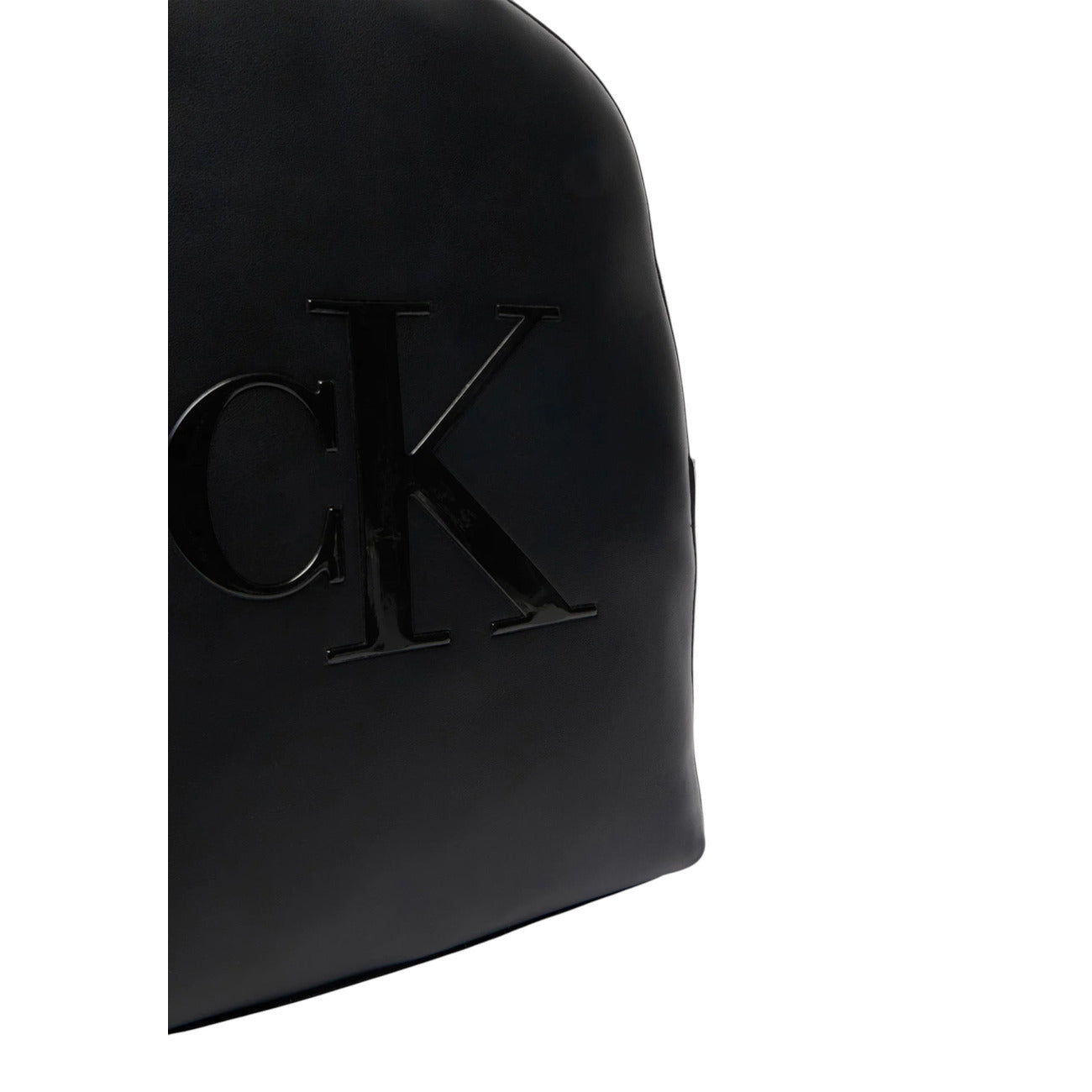 Zaino Donna Calvin Klein Bold CK; Nero. 100% Poliuretano liscio, chiusura con zip, spallacci regolabili e schienale traforato. Tasche interne e maxi logo frontale. Silhouette quadrata e capiente (35x35 cm), stile contemporaneo. Dettaglio logo 