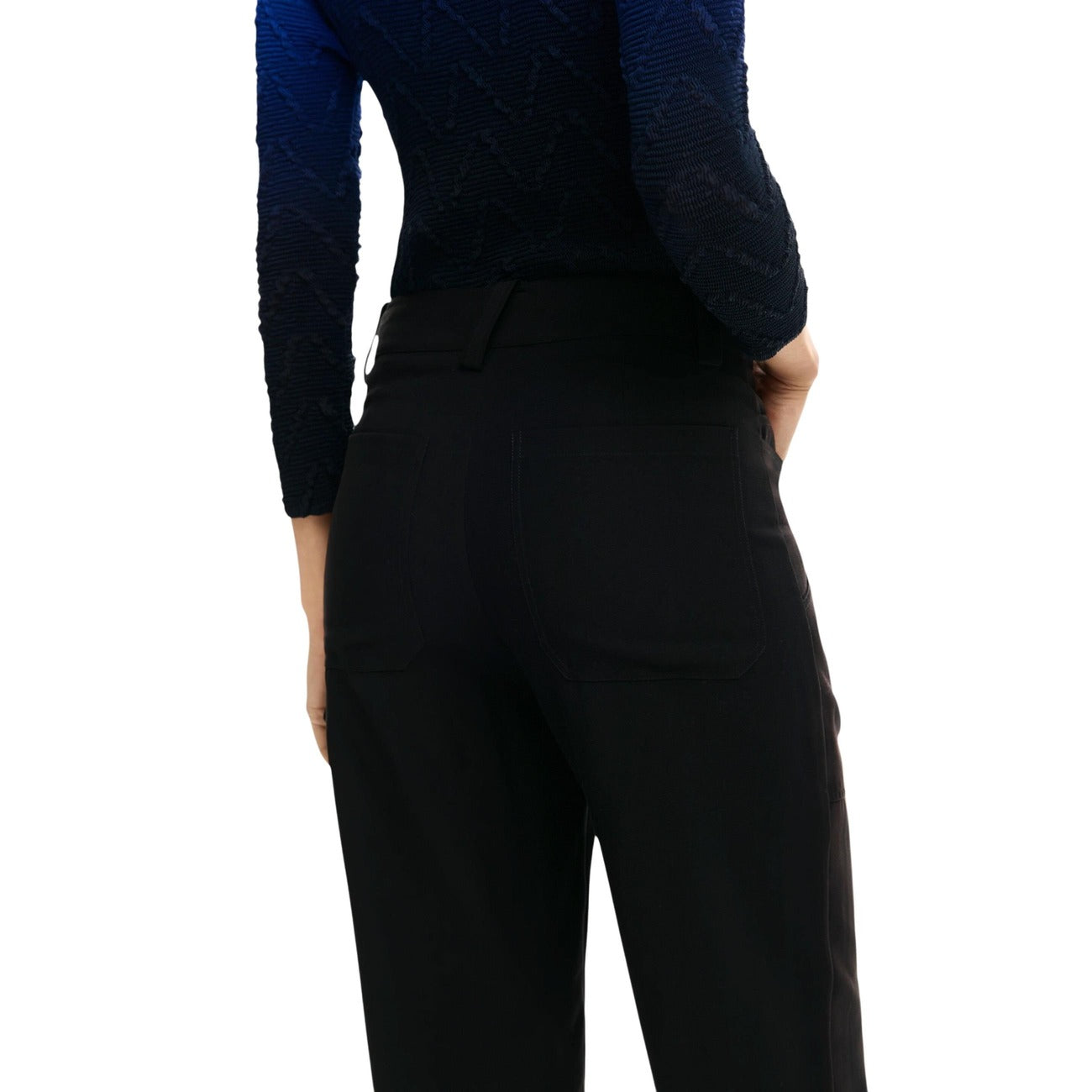 Pantaloni dritti Desigual donna neri con tasche zip bottone - dettaglio vita indossati da modello
