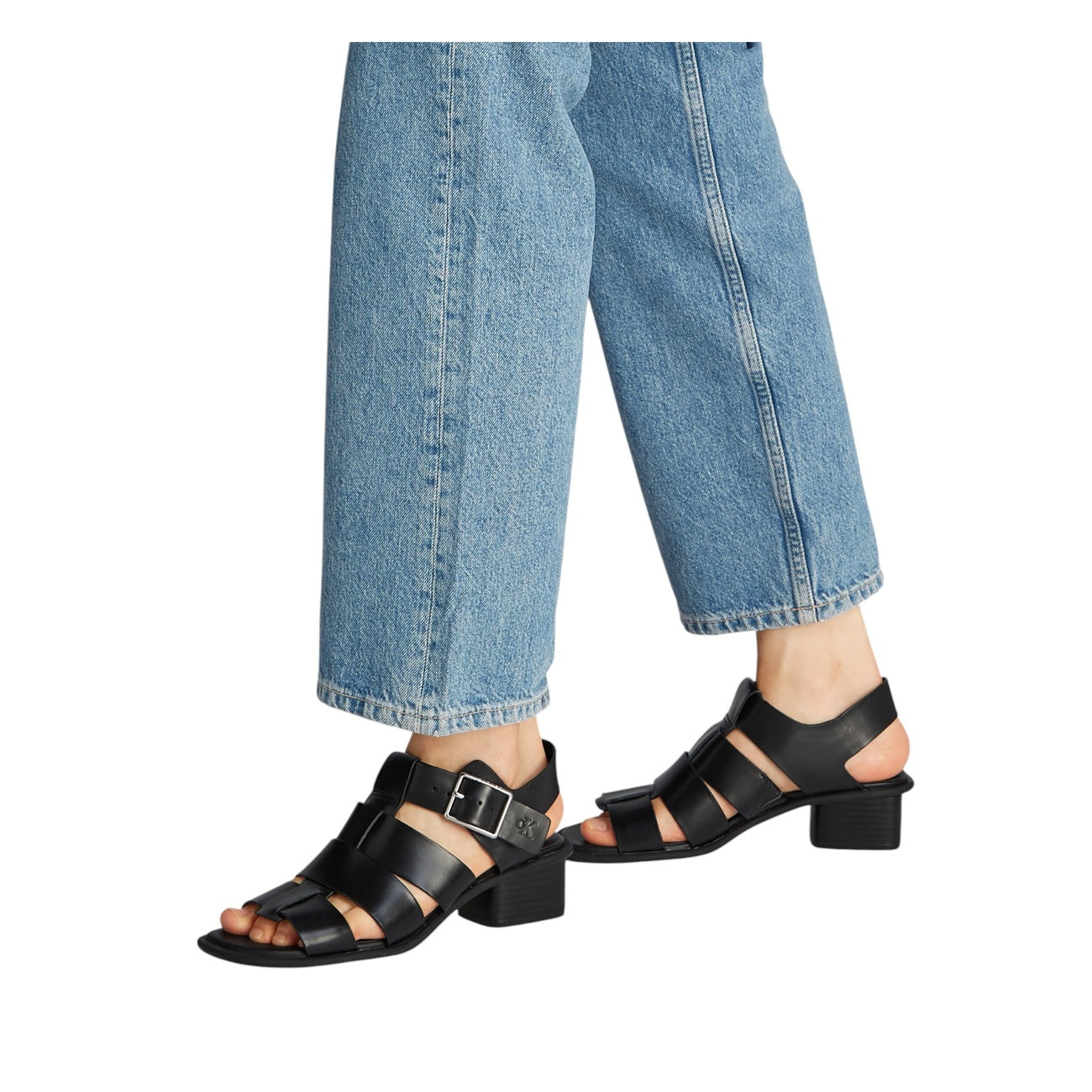 Sandali Calvin Klein Kitten Heel stile pescatore, ecopelle con soletta in gommapiuma naturale e cinturino alla caviglia; tacco 3,8 cm, punta quadrata e dettagli monogramma CK. Vista laterale indossati 