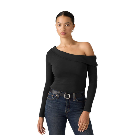 T-shirt nero antracite maniche lunghe donna Levi's Clara 008ST-0000. Top aderente con scollo a spalle scoperte off-shoulder in maglia elasticizzata a coste.