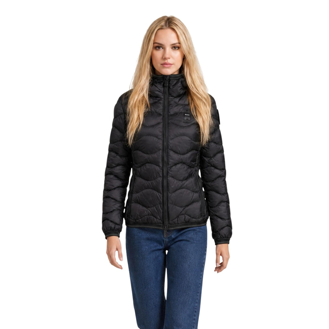 Piumino donna Blauer nero Camelia 26WBLDC03033. Giubbotto corto da donna bianco trapuntato a onde con profili neri a contrasto, cappuccio fisso, chiusura zip e logo Blauer su petto e manica, giacca invernale casual e urbana.
