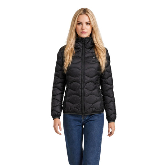 Piumino donna Blauer nero Camelia 26WBLDC03033. Giubbotto corto da donna bianco trapuntato a onde con profili neri a contrasto, cappuccio fisso, chiusura zip e logo Blauer su petto e manica, giacca invernale casual e urbana.