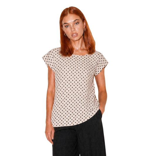 Blusa Donna Beige pois JDY Jacqueline de Yong; Top leggero a maniche corte in viscosa e nylon riciclato. Scollo a V, vestibilità ampia fluida e stile casual-raffinato. Vista Frontale 